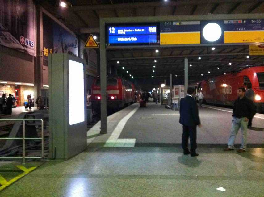 夜の中央駅。明日はミュンヘン⇒パリ⇒関空。エアフランスを選択したもので、フランクフルト経由ではありません。